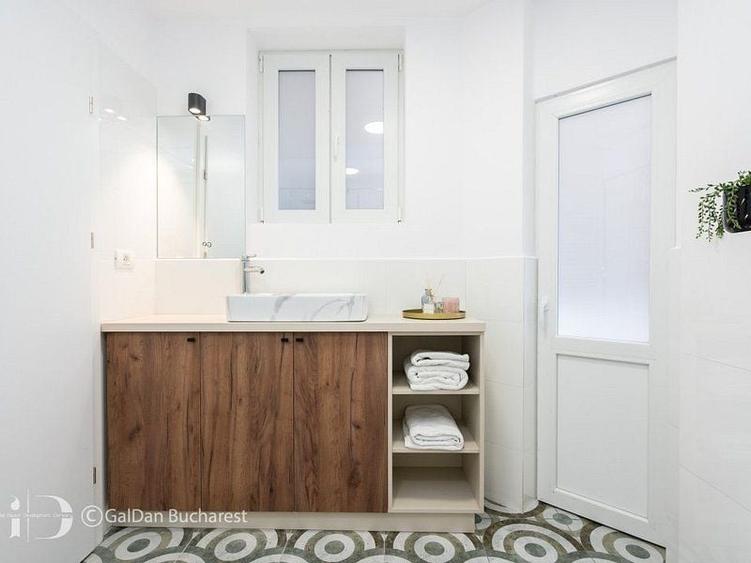 Apartament cu 3 camere semidecomandat, mobilat în Universitate