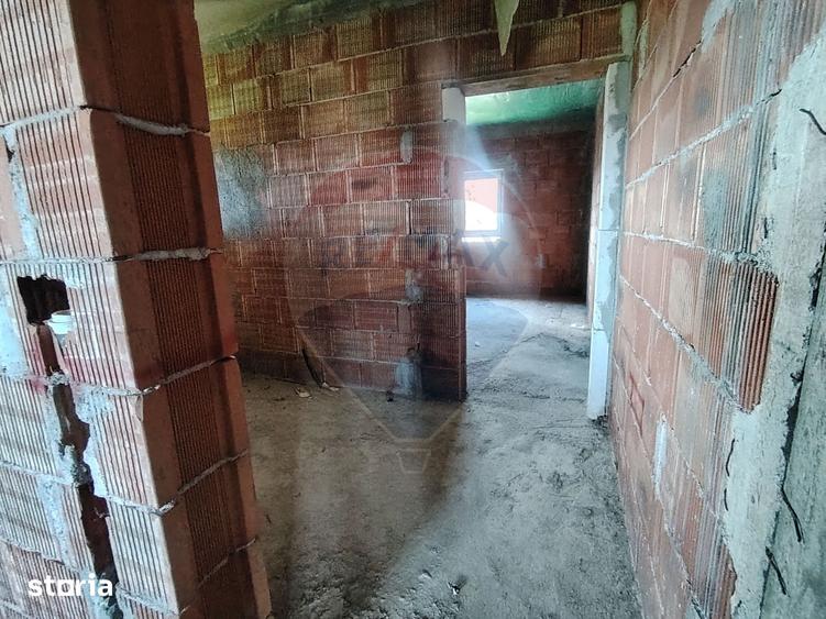 Casă cu 6 camere cu Teren 1025 Mp în Garoafa