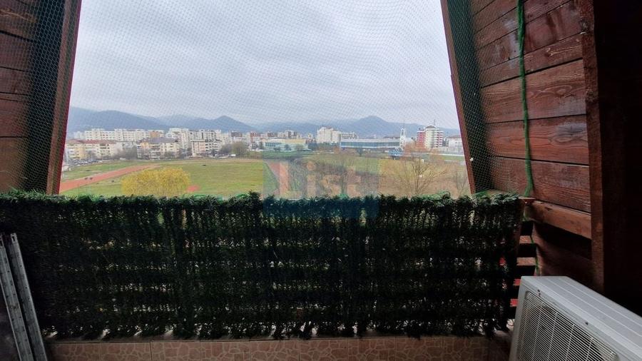 Apartament cu 3 camere semidecomandat, mobilat în Traian