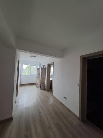 Casă individuală cu 5 camere cu Canalizare în Carani