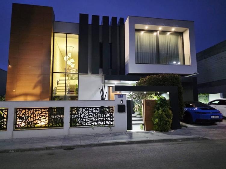 Casă individuală cu 7 camere cu Canalizare în Tomis Plus