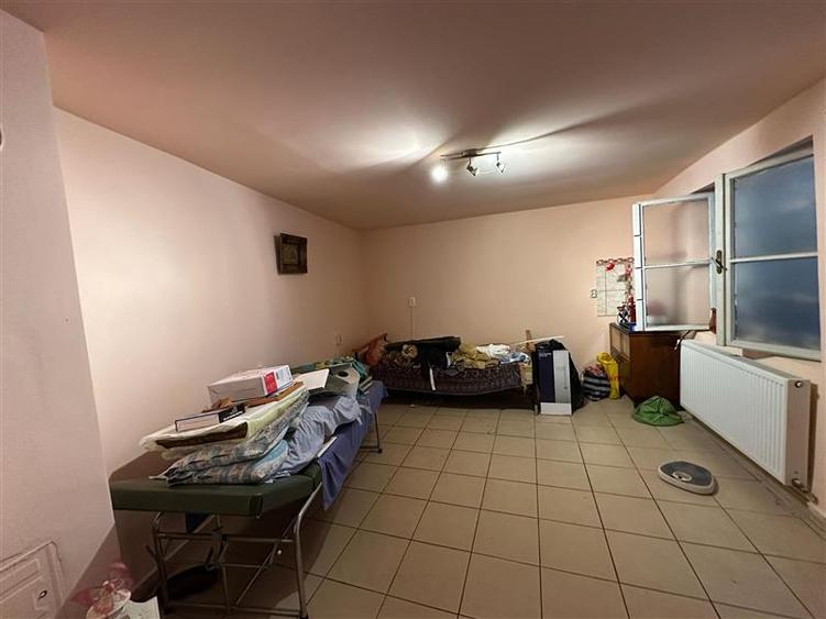 Casă individuală cu 7 camere cu Teren 900 Mp în Est
