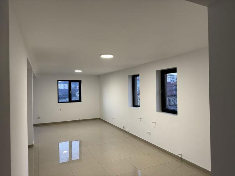 Inchiriez 85mp spatiu comercial la etaj - 2