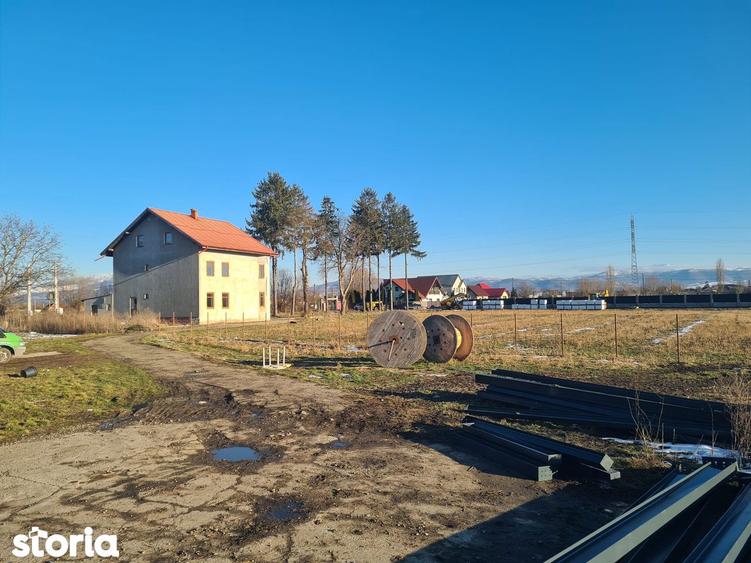 Teren intravilan ingradit cu utilitati trase . - 1