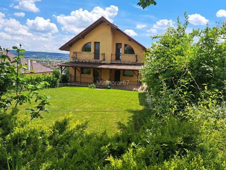 Casă de vânzare, teren 1040 mp Casă de vânzare, teren 1040 mp