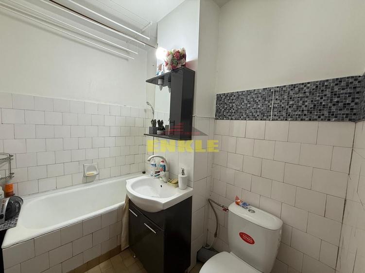 De vânzare apartament 4 camere decomandat, etaj 1 – zona Capat la 1 - 6