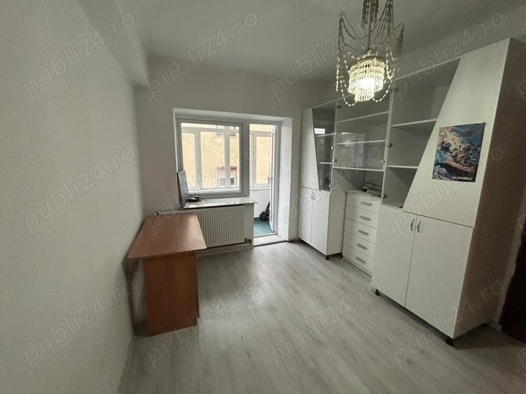 Vand apart.3 cam.ultracentr.,B-dul V.Milea,langa Tribunal,st.68 mp.bloc caramida,et.3 - 8