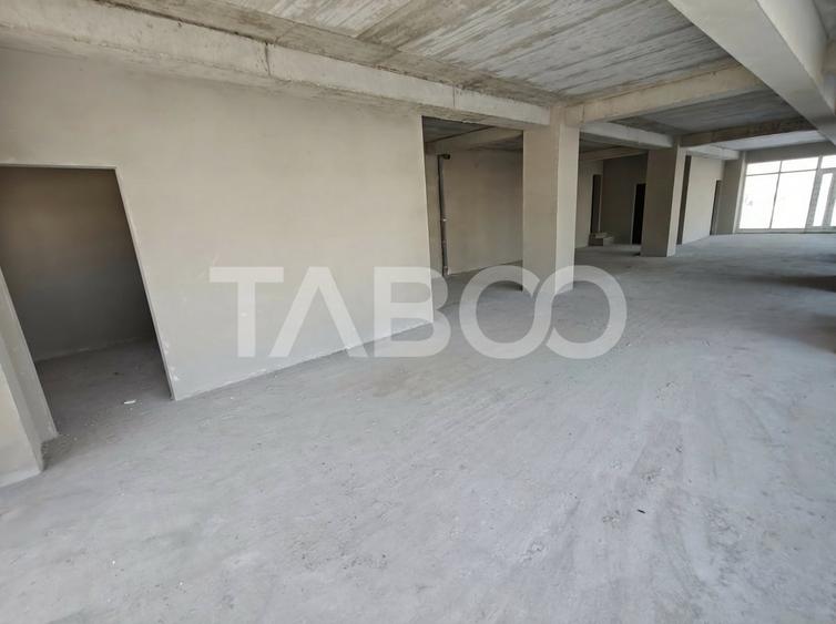 Spatiu Comercial 169 mp utili cu 8 locuri de parcare - Vitrina 13 m - 3