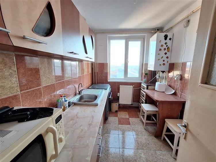 Apartament  3 camere decomandat , zona  Cora - 9