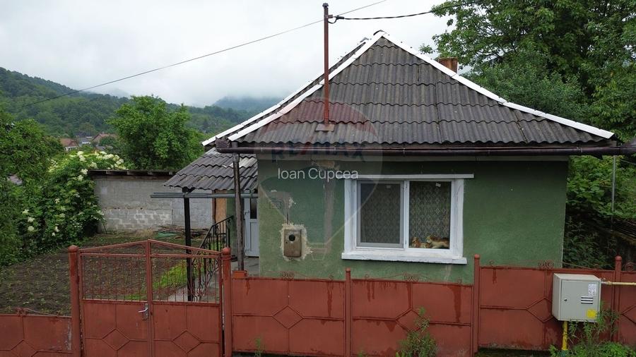 Casa cu 2 camere si 2 ari de teren de vanzare in zona centrala