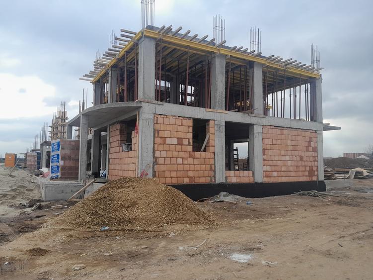 Duplex cu 4 camere cu Canalizare în Balotești