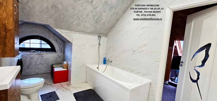 Casă cu 5 camere cu Teren 3600 Mp în Est