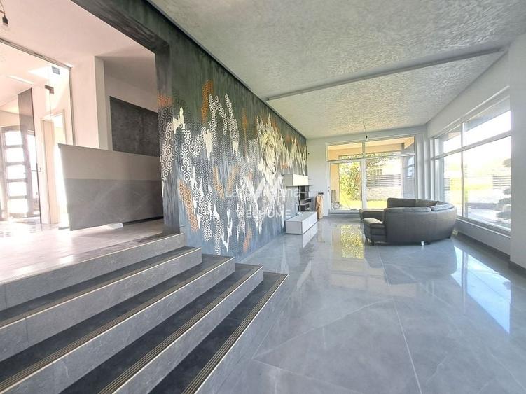 Casa cu piscina interioara si proveliste catre CETATE