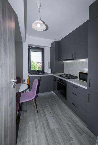 Apartament cu 3 camere decomandat, mobilat în Girocului