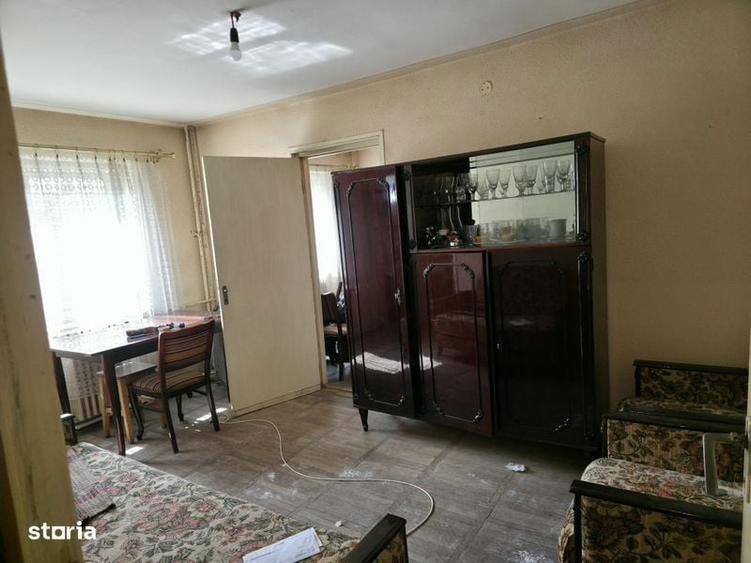 Vand apartament cu 2 camere etaj 1 - 4