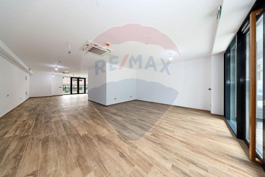 Spatiu comercial de inchiriat, cu terasa, in zona Ultracentral! - 2