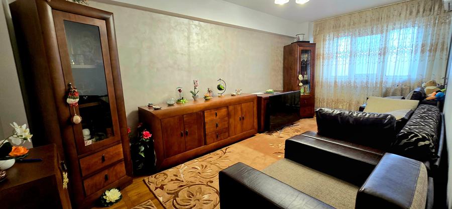 Targoviste,  Calea București,  bloc O1, vanzare apartament 4camere - 1