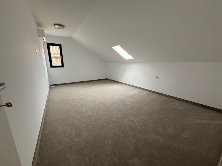 Vilă contemporană , finalizată în 2024, situată pe o stradă privată. - 16