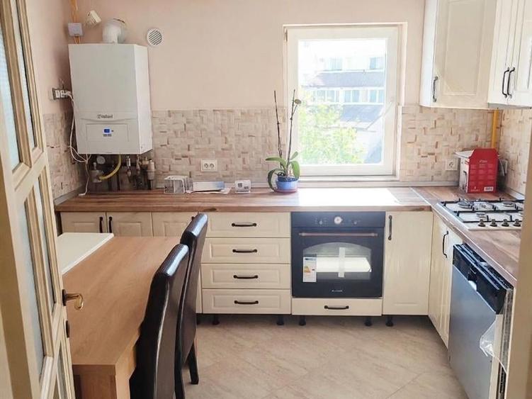 Apartament cu 4 camere decomandat, mobilat în Central