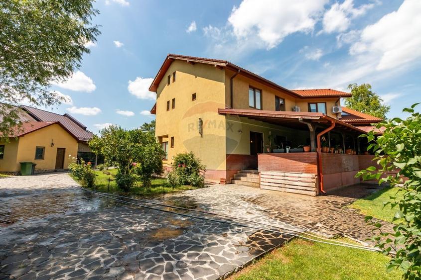 Casă individuală cu 7 camere cu Teren 3249 Mp în Central