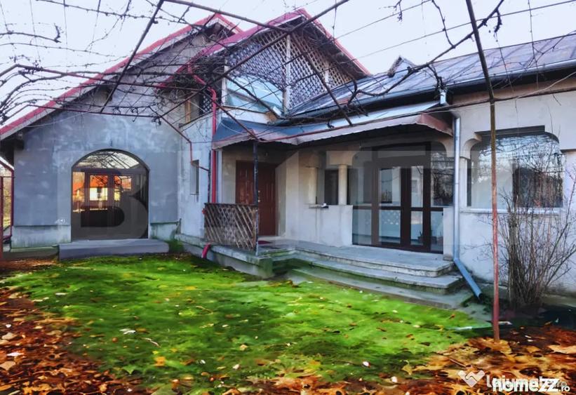 Casă cu 8 camere cu Teren 1038 Mp în Central