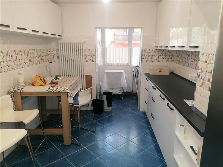 Apartament cu 4 camere decomandat în Soarelui