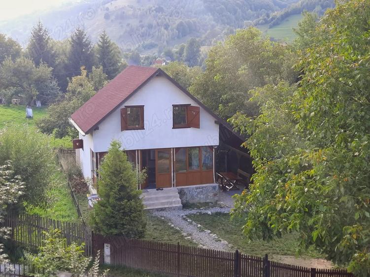 Casă cu 3 camere cu Teren 250 Mp în Moieciu
