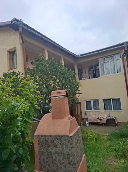 Casă cu 4 camere decomandat în Central