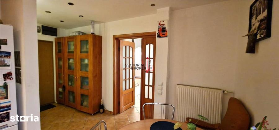 Apartament cu 3 camere decomandat, mobilat în Tei