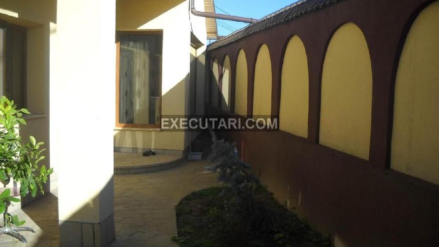 Casă individuală cu 4 camere cu Teren 400 Mp în Central