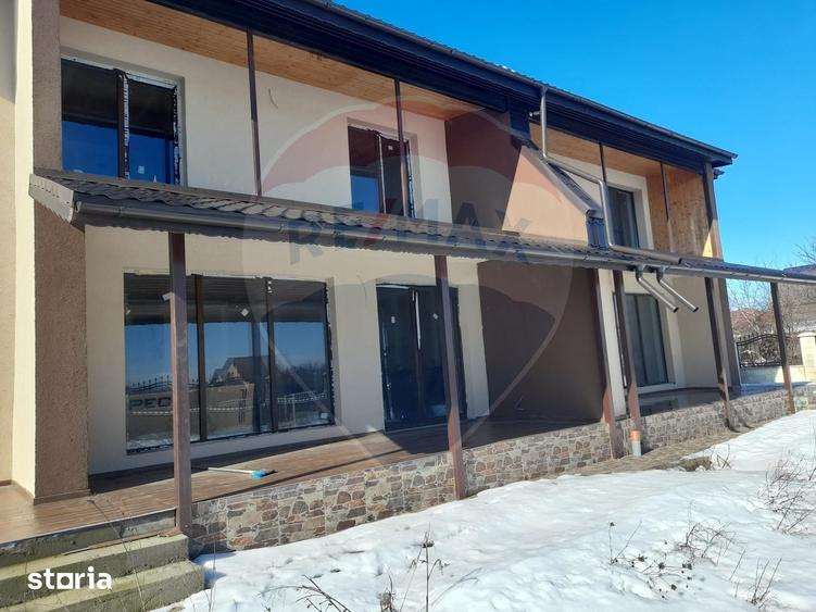 Casă cu 5 camere cu Teren 770 Mp în Balotești