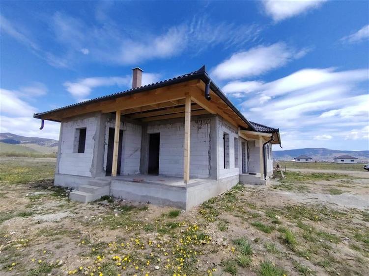 Casă individuală cu 4 camere cu Canalizare în Lăzarea