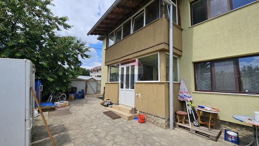 Casă individuală cu 9 camere cu Teren 900 Mp în Central
