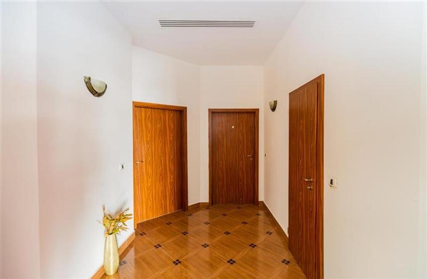 Film & Tur LIVE! Rafinament in cartier linistit, pe 30.000 mp teren paradis, fac - 43