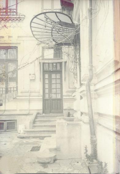 URGENT!, VILA SINGUR CURTE, POZITIE PE COLT, GARAJ, NEGOCIABIL - 1