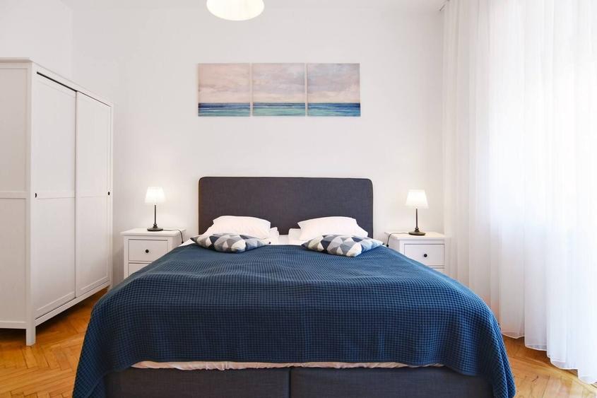 Studio superb (Garsonieră) Cismigiu, Blocul Florentin, centrală, balcon. - 2