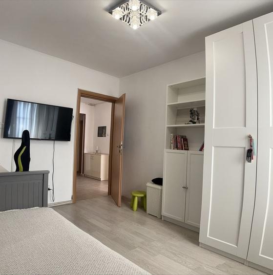 Apartament cu 4 camere semidecomandat în Berceni