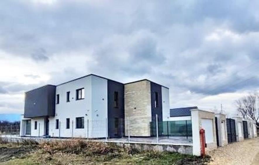 Vila impozanta, aspect deosebit, configuratie tip duplex, view, Brasov - 5