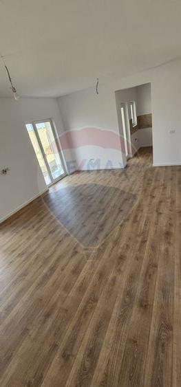 Casa / Vila cu 4 camere de vanzare - 12