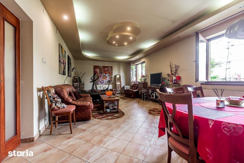 Casă cu 10 camere cu Teren 457 Mp în Central