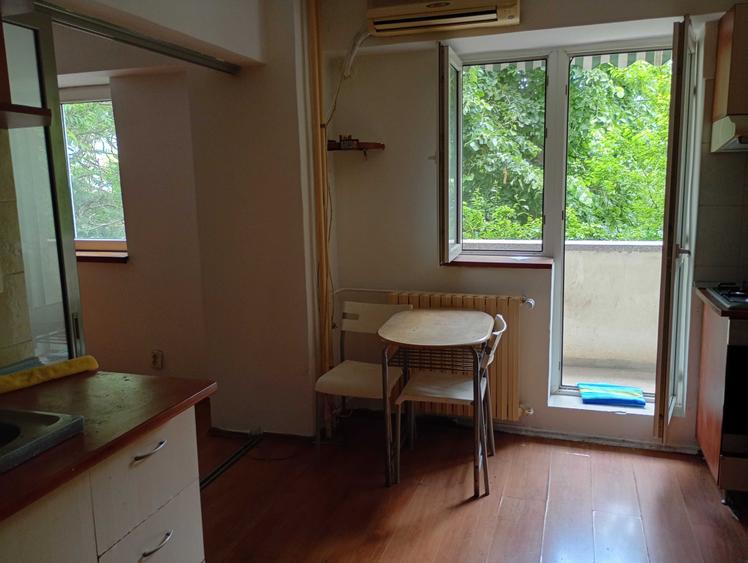 Inchiriez apartament cu 2 camere, decomandat, situat la etajul 1 al unui bloc aflat in imediata apropiere a Parcului Sebastian. - 10