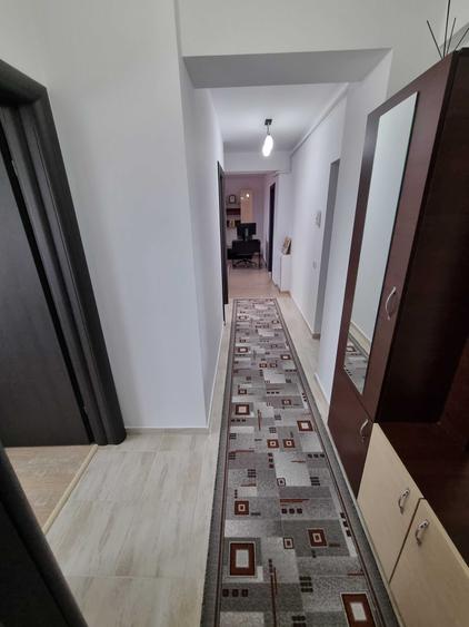 Apartament cu 3 camere decomandat în Roșu