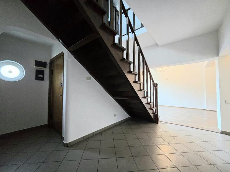 Apartament cu 6 camere nedecomandat, mobilat în Moșilor