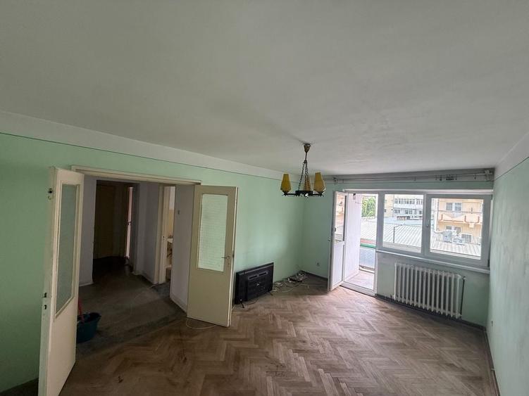 Apartament cu 3 camere decomandat în Central