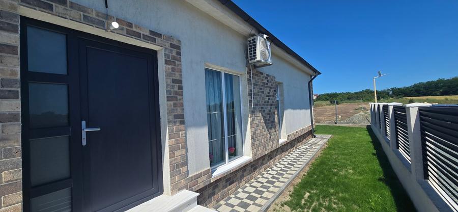 Casă individuală cu 3 camere cu Canalizare în Lazu