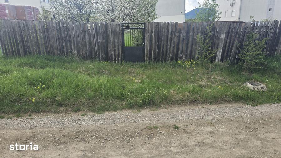 Teren de 400 mp, în Zăvoi