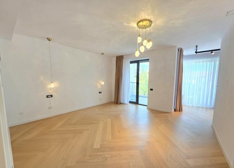 Casă cu 5 camere cu Garaj în Pipera