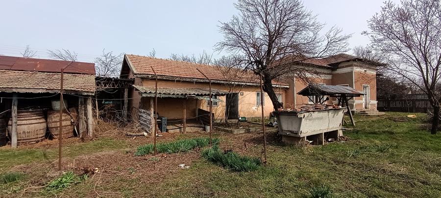 Vând casa 9 camere - 5