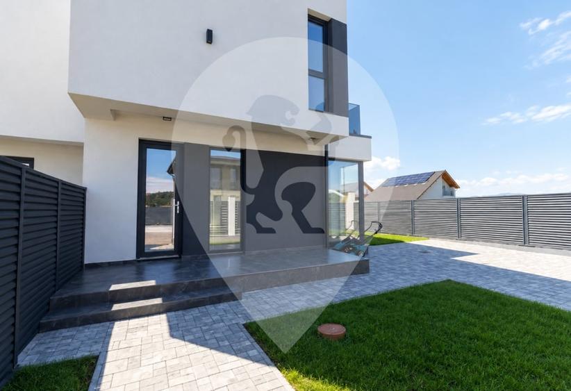Duplex cu 4 camere cu Canalizare în Sânpetru