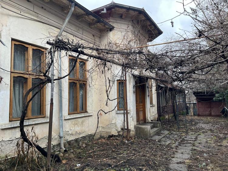 Targoviste - central, strada Justitiei,casa cu  teren 500 mp - 1